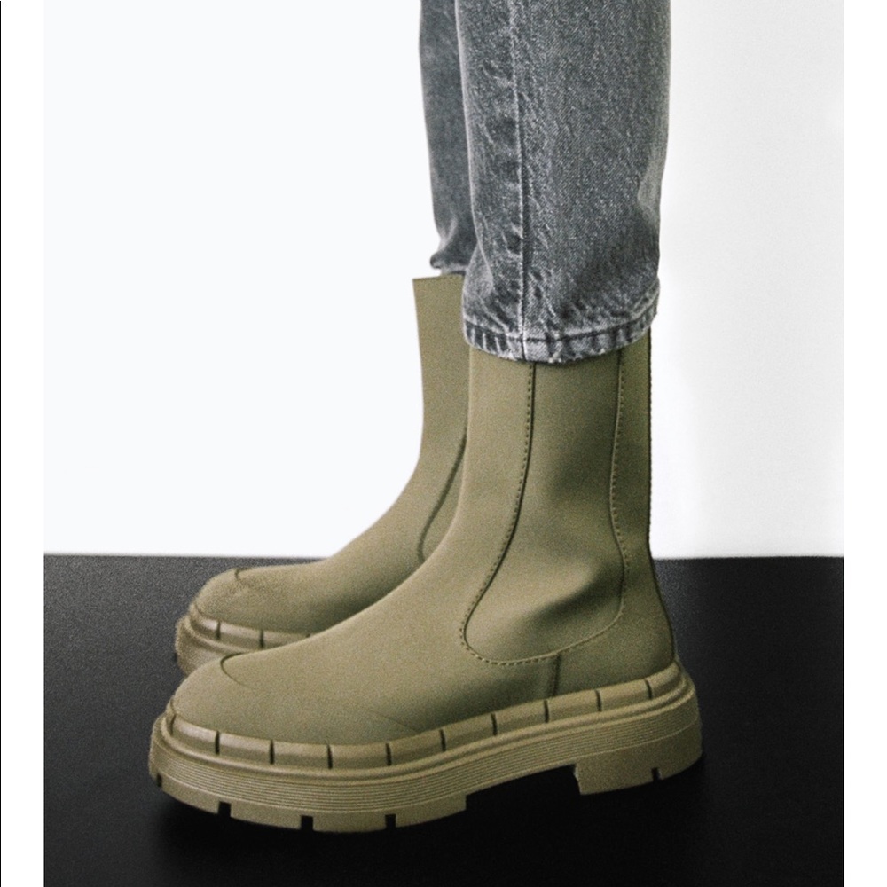 Low heel rubberized ankle boots
